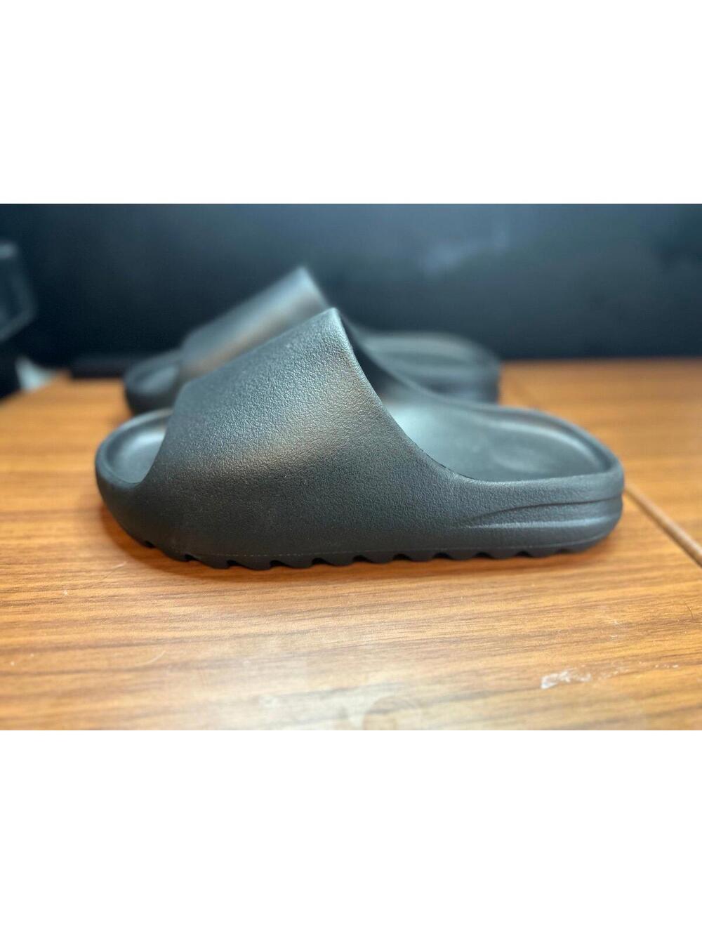 Yeezy YS-01 Slide BLACK MEN’S SIZE:9 NEVER WORN